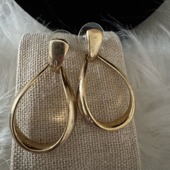 Jewelry - Elegant Gold Teardrop Earrings 🎁